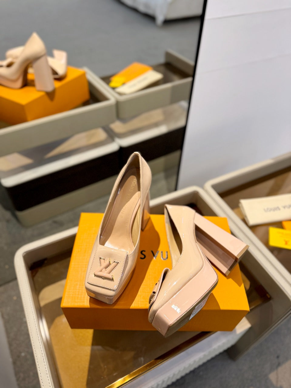 LV Shake Pump 120mm Beige Cowhide