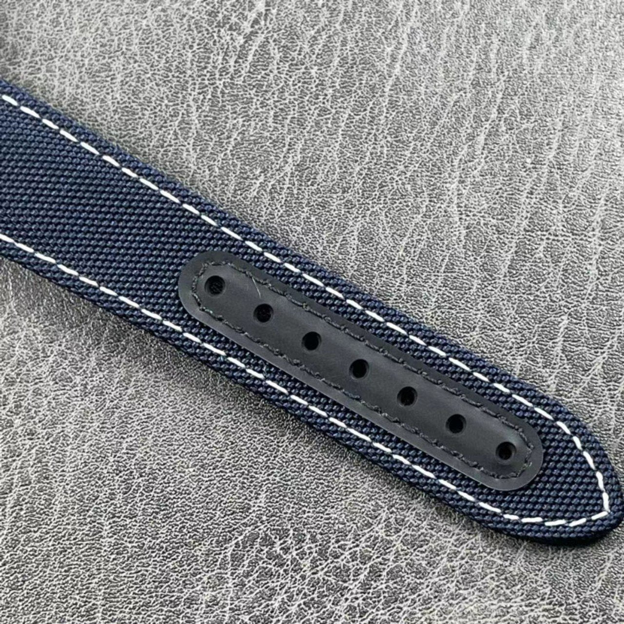 SPEEDMASTER APOLO SILVER SNOOPY